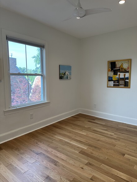 Lots of natural light - 3042 R St NW