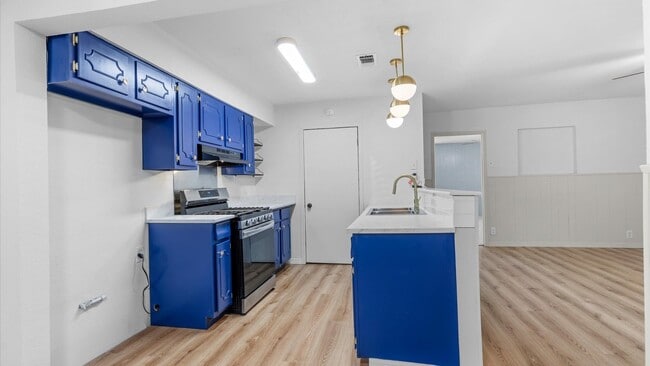 Building Photo - Charming 3-Bedroom Home with Spacious Backyard!
