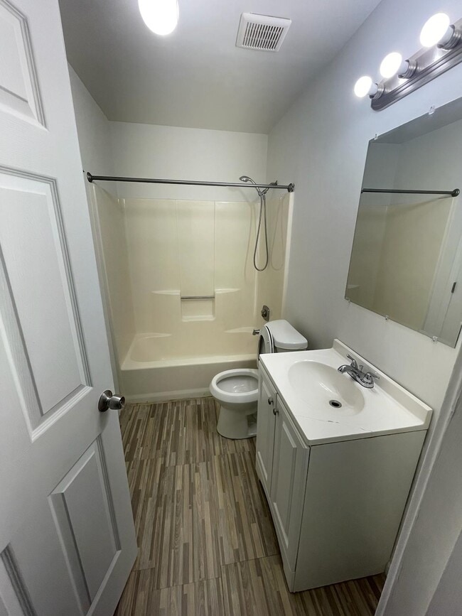 Building Photo - 5126 Lakeview Ct