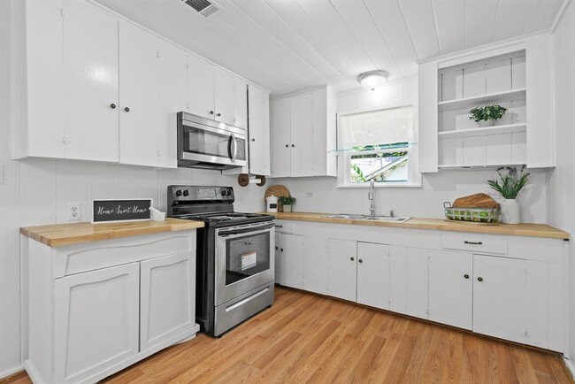 Building Photo - 1671 E Pine Lake Cir