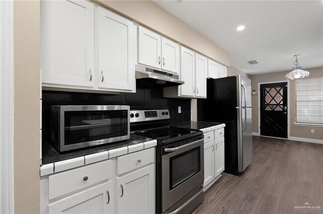 Building Photo - 11 Cardinal Ave