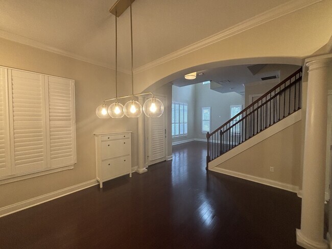 Building Photo - 827 Meridale Ave