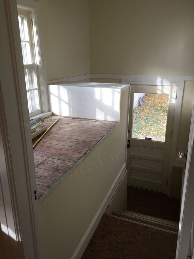 Building Photo - Very nice and LARGE 1 bed House for rent CLOSE TO MSU!