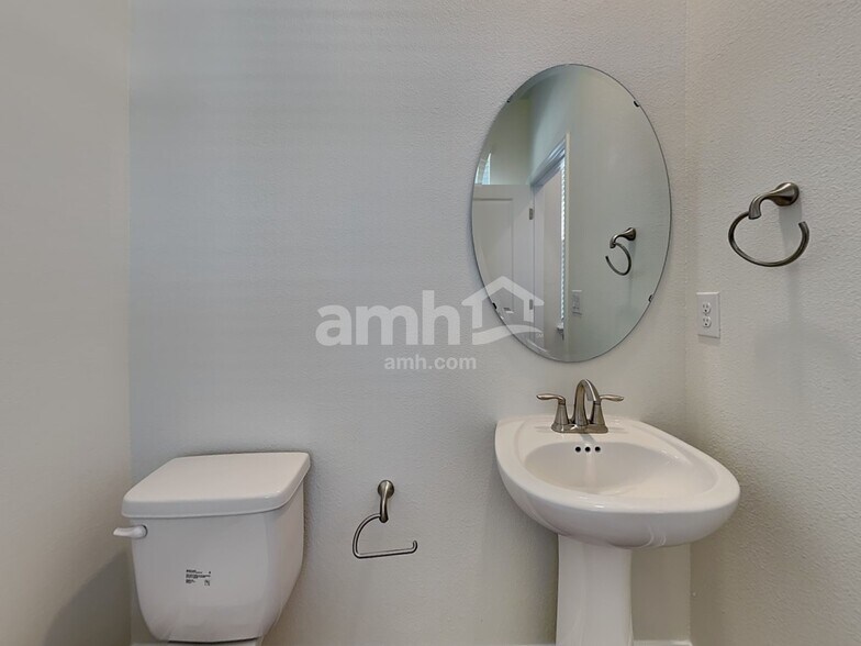 Building Photo - 3710 Lk Blf Lp