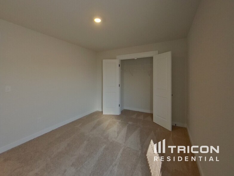 Building Photo - 1228 Crested Iris St
