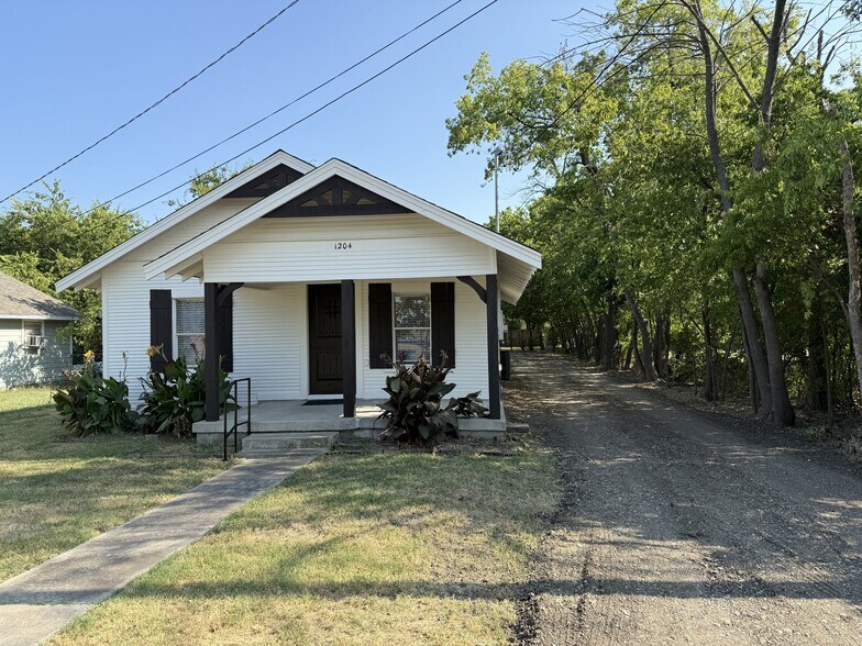 Building Photo - 1204 Elm St
