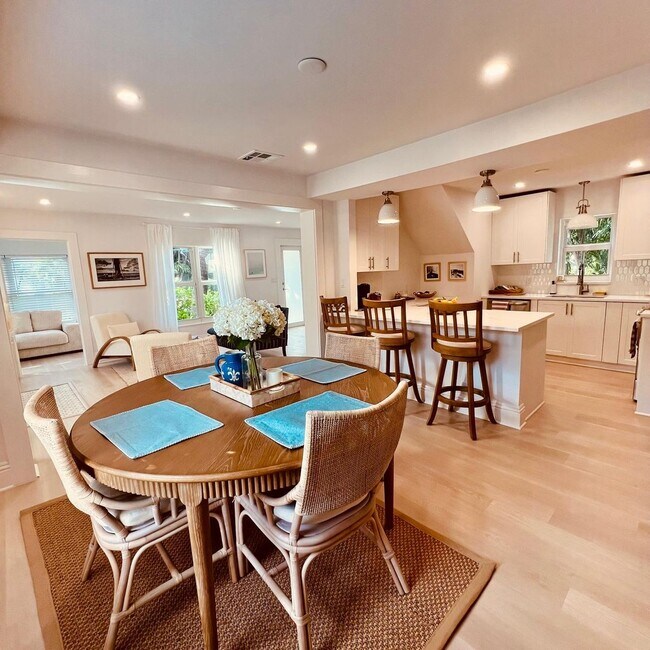 Building Photo - Stunning FULLY FURNISHED 3/2.5 entire hous...