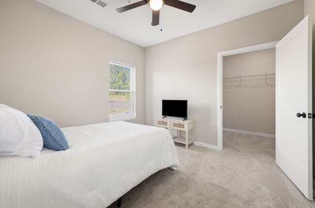 Building Photo - The Vibe Crossing