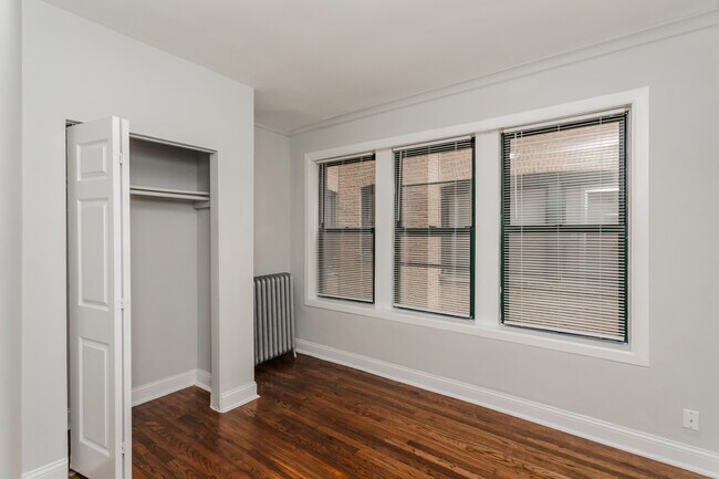 Building Photo - 6913 S Paxton Ave