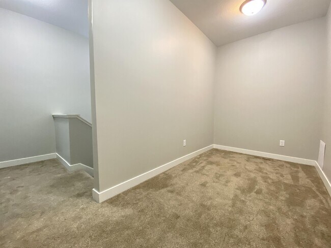 Building Photo - 686 Stone Haven Dr NE