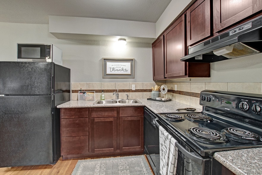 1bd, 1 bth kitchen - The Cottages@Hefner RD