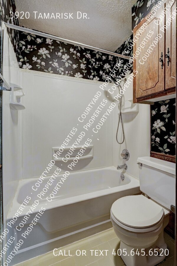 Building Photo - 3920 Tamarisk Dr