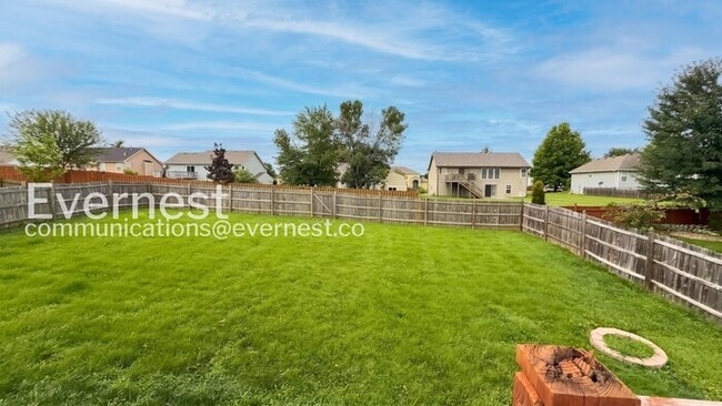 Building Photo - 5 Bed, 3 Bath Home with Fenced Yard & Garage / Pet-Friendly / Available Now!
