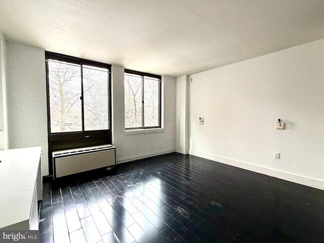 Building Photo - 1318 22nd St NW