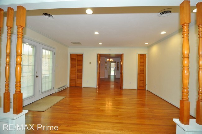 Building Photo - 3 br, 1.5 bath House - 4010 Queenswood Drive