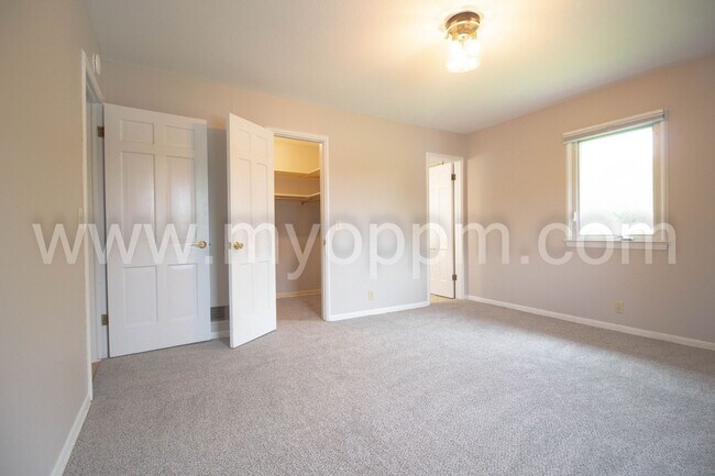 Building Photo - UPDATED 4bedroom Ranch Home!