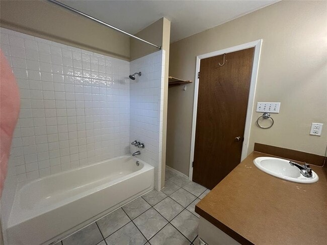 Building Photo - 3902 Beaconsdale Dr