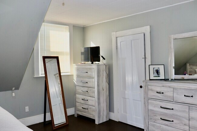 Building Photo - 10 Cushing St