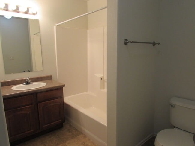 Building Photo - Bright 2 bed 2 1/4 bath Town Home