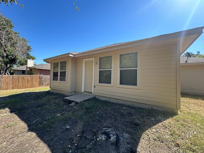 Building Photo - Spacious 4-Bedroom, 2-Bathroom Home for Re...