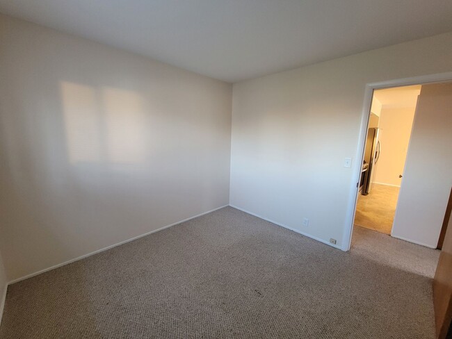 Building Photo - 4 bed, 2 bath, 2 car garage