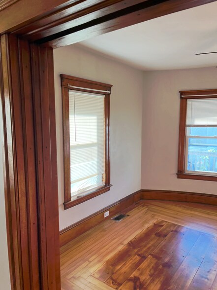 Building Photo - 77 Sterling St