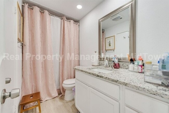 Building Photo - Stunning 4-Bedroom Retreat with Designer T...