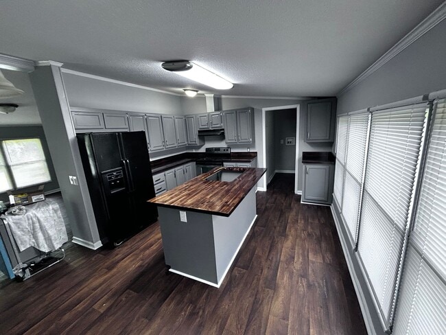 Building Photo - Large modular home four bedroom in Mt. Jul...