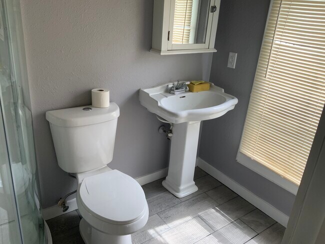 Bath - 582 N Volusia Ave