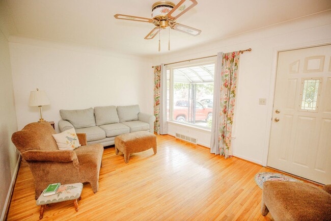 Building Photo - Beautiful four bedroom home avaulable for ...