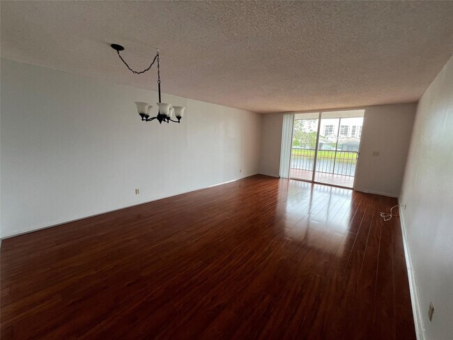 Building Photo - 14747 Cumberland Dr