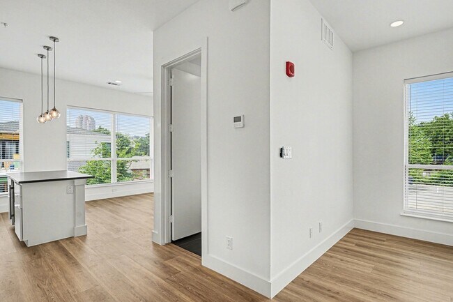 Building Photo - 2217 N Fitzhugh Ave