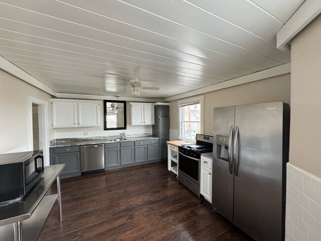 Building Photo - 33 Lothrop St