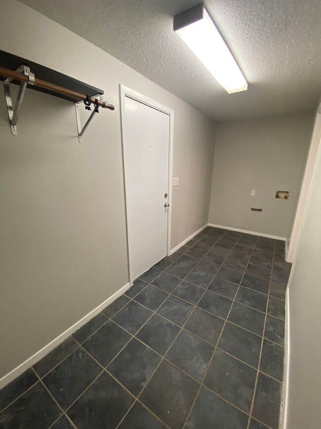 Building Photo - Updated 4 Bedroom, 1.5 Bath!