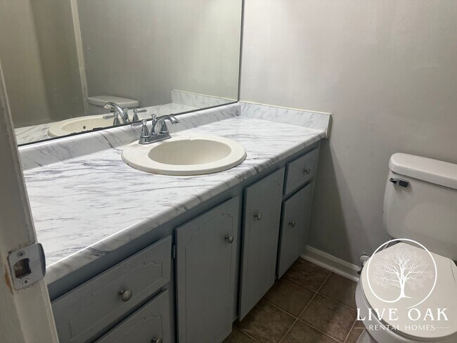 Building Photo - MOVE IN SPECIAL: $500 OFF 1ST MONTH'S RENT!**