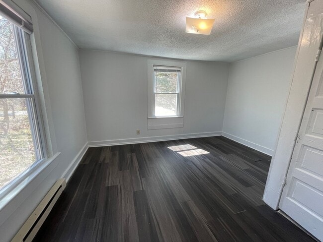 Building Photo - 2 bedroom bungalow in convenient Hillsboro...