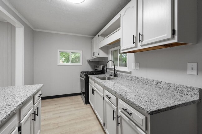 Building Photo - Stunning 2 bedroom home in Whitaker available January 15!