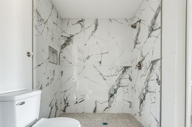 Building Photo - 5874 Belcrest St