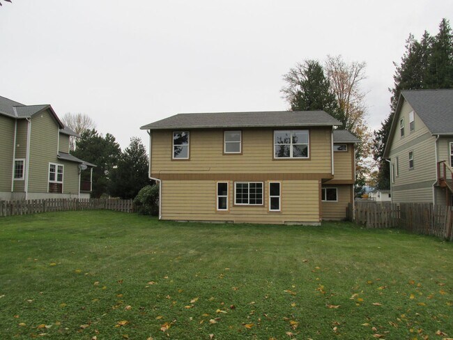 Building Photo - 3 Bedroom House in Burlington