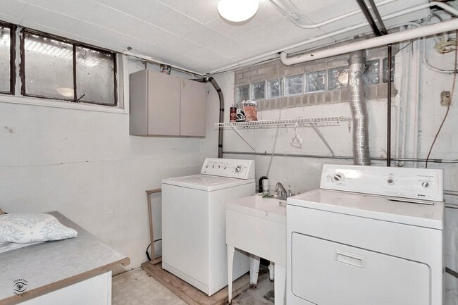 Building Photo - 1096 S Wildwood Ave
