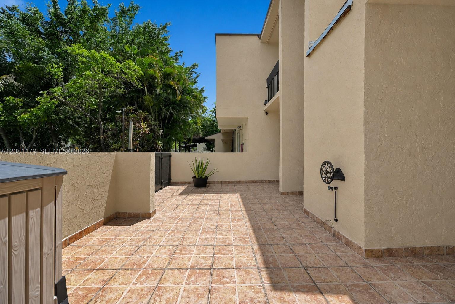 Building Photo - 9133 Fontainebleau Blvd