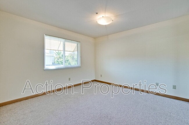 Building Photo - 180 Albacore Ln