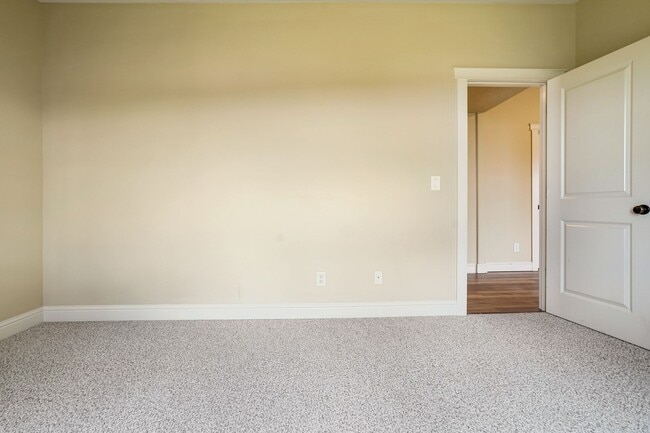 Building Photo - Spacious 4 bed, 3 bath home with sprawling views in West Salem