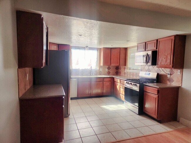 Building Photo - Three Bedroom Charming Neighborhood