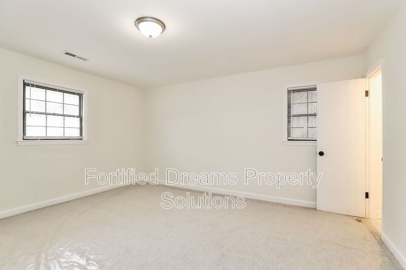 Building Photo - 2732 Knob Hill Dr