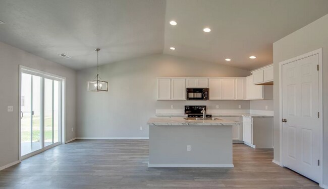 Building Photo - 1020 SW Sparrow Pl