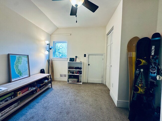 Building Photo - Charming 3 bedroom Victorian home!