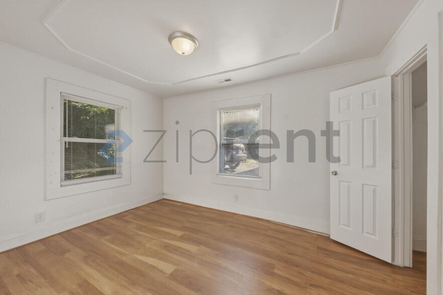 Building Photo - Unit Apt B