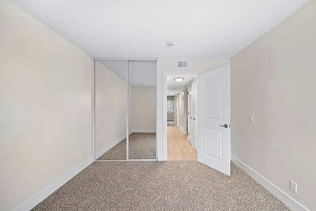 Building Photo - "Charming 3-Bed Townhouse with Granite Countertops & Hardwood Floors in Santa Ana!"