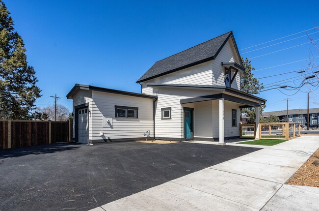 Building Photo - 61579 SE Lucia St